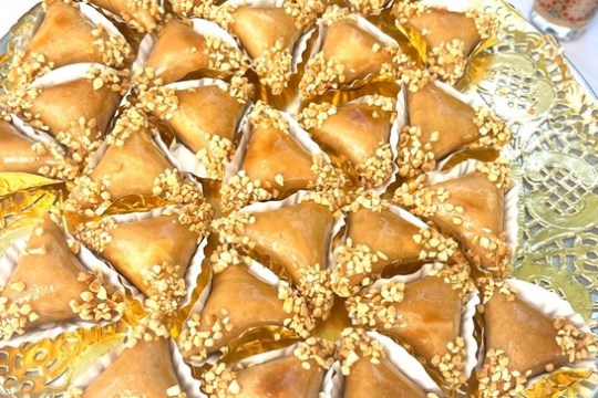 a close up of a plate covered with chocolate